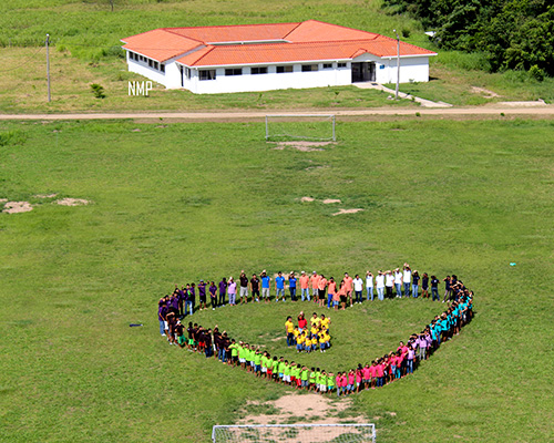 Pequenos standing together in shape of a heart